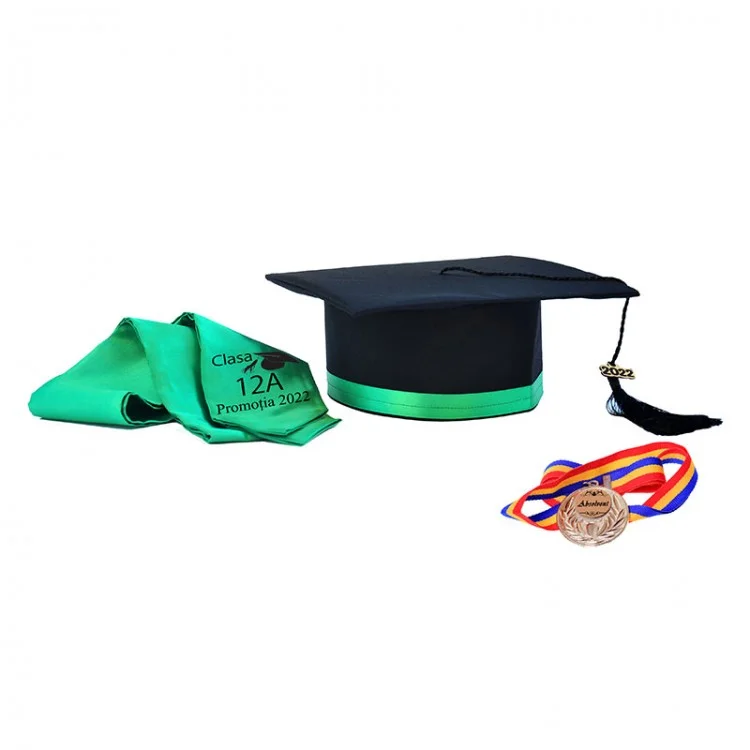 Toca Absolvire neagra cu bentita verde + medalie + esarfa personalizata - Toci clasa 8 - robefestivitatiabsolvire.ro