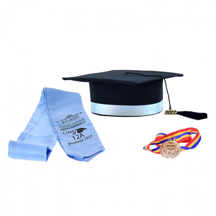 Toca Absolvire neagra cu bentita bleu + medalie + esarfa personalizata - robefestivitatiabsolvire.ro Toca Absolvire neagra cu bentita bleu + medalie + esarfa personalizata - robefestivitatiabsolvire.ro