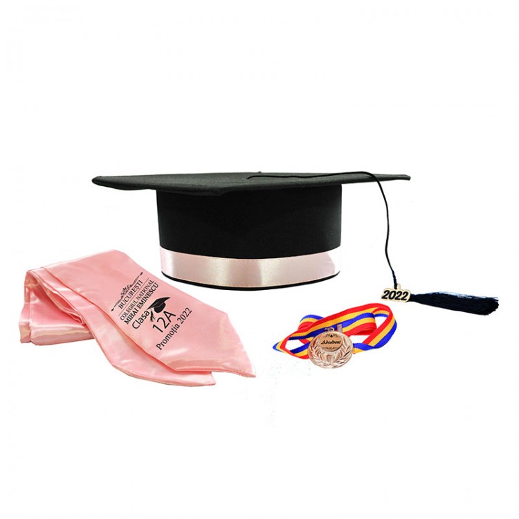 Toca Absolvire neagra cu bentita roz + medalie + esarfa personalizata - robefestivitatiabsolvire.ro