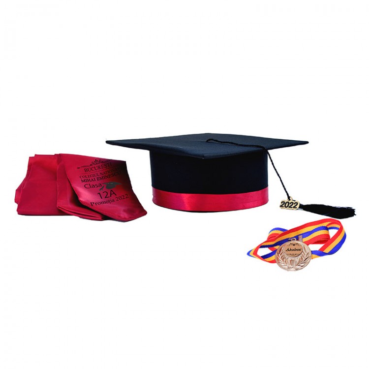 Toca Absolvire neagra cu bentita visinie + medalie + esarfa personalizata - robefestivitatiabsolvire.ro